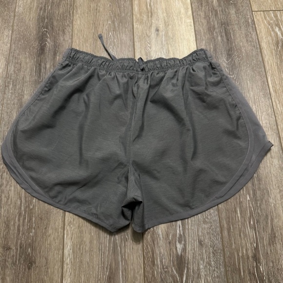 🛍️ Dri-fit Nike Gray shorts with underwear Size L excellent condition - Picture 2 of 7